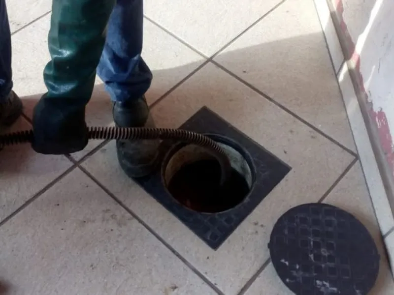 Desentupimento de vaso sanitário sem quebrar